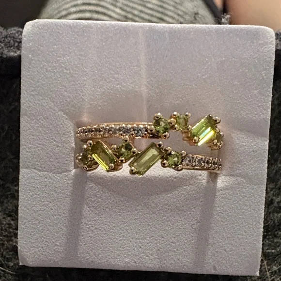 Elegant Gold and Green Gemstone Ring - Picture 1 of 2